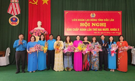 Lãnh đạo Công đoàn Đắk Lắk tặng hoa cho các nhân sự tham gia Hội nghị. Ảnh: Bảo Trung