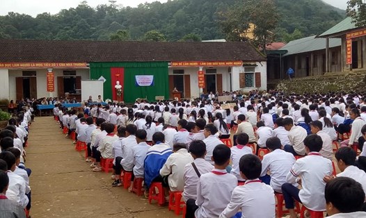 Trường PTDT bán trú THCS Na Ngoi là một trong những đơn vị có số lượng học sinh bỏ học lập gia đình lớn nhất huyện Kỳ Sơn. Ảnh: Hồ Phương