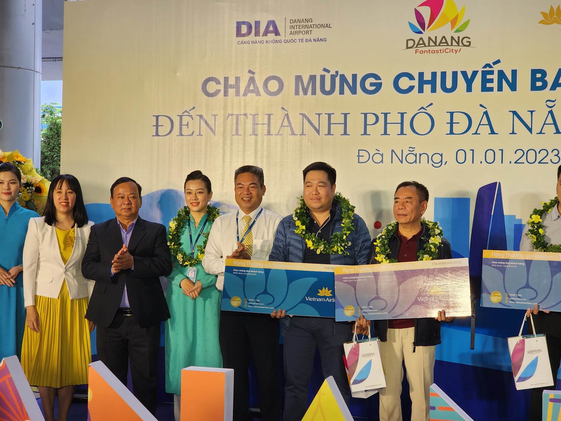 Đà Nẵng cùng hãng hàng không chào đón khách bay đến thành phố. Ảnh: Thùy Trang