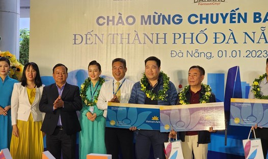 Đà Nẵng cùng hãng hàng không chào đón khách bay đến thành phố. Ảnh: Thùy Trang