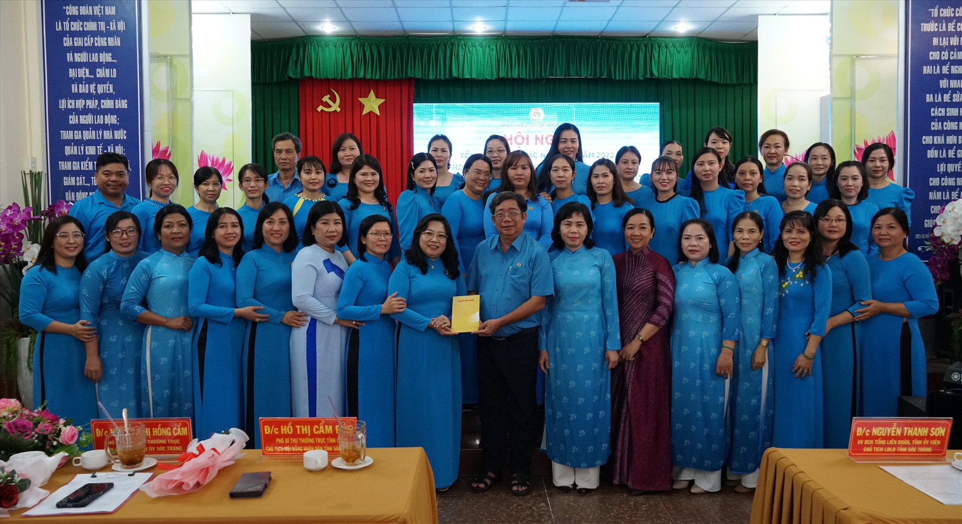 Lãnh đạo Tỉnh ủy, LĐLĐ tỉnh, Hội LHPN tỉnh Sóc Trăng chụp ảnh lưu niệm cùng các nữ cán bộ Công đoàn chuyên trách. Ảnh: Anh Khoa