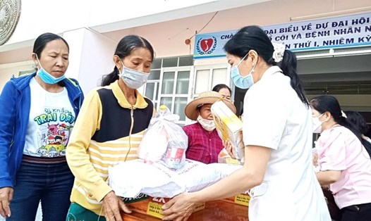 Chị Hồ Thị Bích Ngân tham gia phát quà cho hộ nghèo tại xã Vĩnh Phước, huyện Tri Tôn, tỉnh An Giang. Ảnh: Cẩm Tú