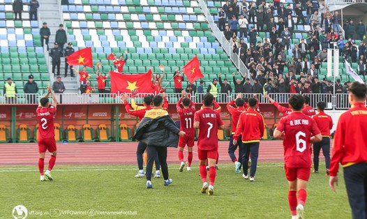 U20 Việt Nam tri ân khán giả sau trận đấu với U20 Australia. Ảnh: VFF