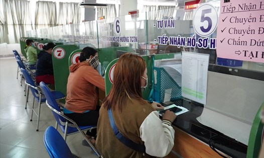 Người lao động làm thủ tục hưởng bảo hiểm thất nghiệp tại Trung tâm dịch vụ việc làm tỉnh Đồng Nai. Ảnh: Hà Anh Chiến