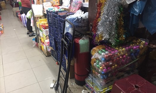 Bình chữa cháy bị hoen gỉ, cũ kỹ được lắp đặt tại chợ Cồn, TP Đà Nẵng. Ảnh: Nguyễn Linh