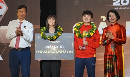 Tuyển nữ Việt Nam nhận danh hiệu Fair Play 2022. Ảnh: Đình Thảo