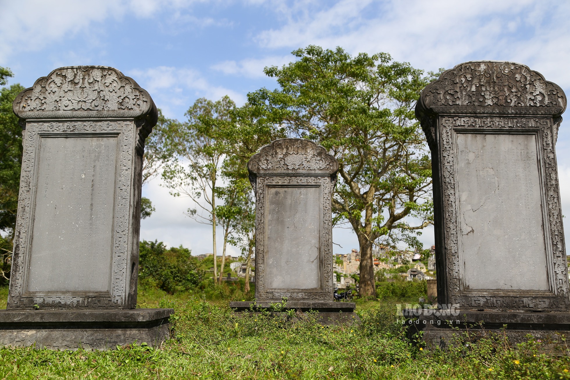 Những tấm bia còn sót lại trong Võ Thánh ở Huế. Ảnh: Tường Minh