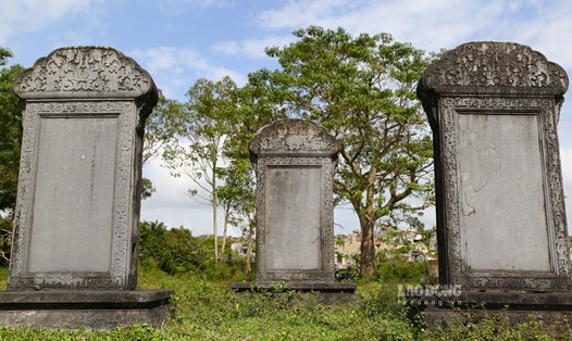 Những tấm bia còn sót lại trong Võ Thánh ở Huế. Ảnh: Tường Minh