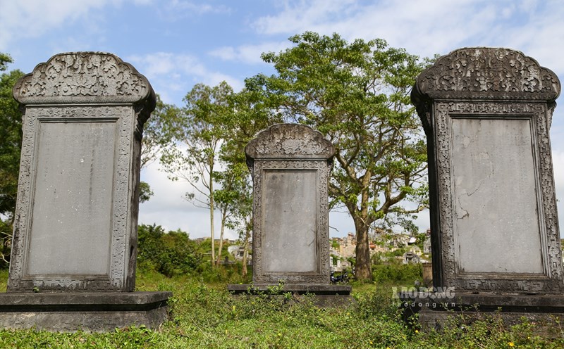 Những tấm bia còn sót lại trong Võ Thánh ở Huế. Ảnh: Tường Minh