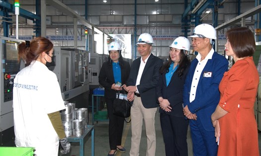 Cán bộ Công đoàn quận Hoàng Mai thăm người động Công ty Cổ phần Vina Electric tại nơi sản xuất. Ảnh: Công đoàn quận