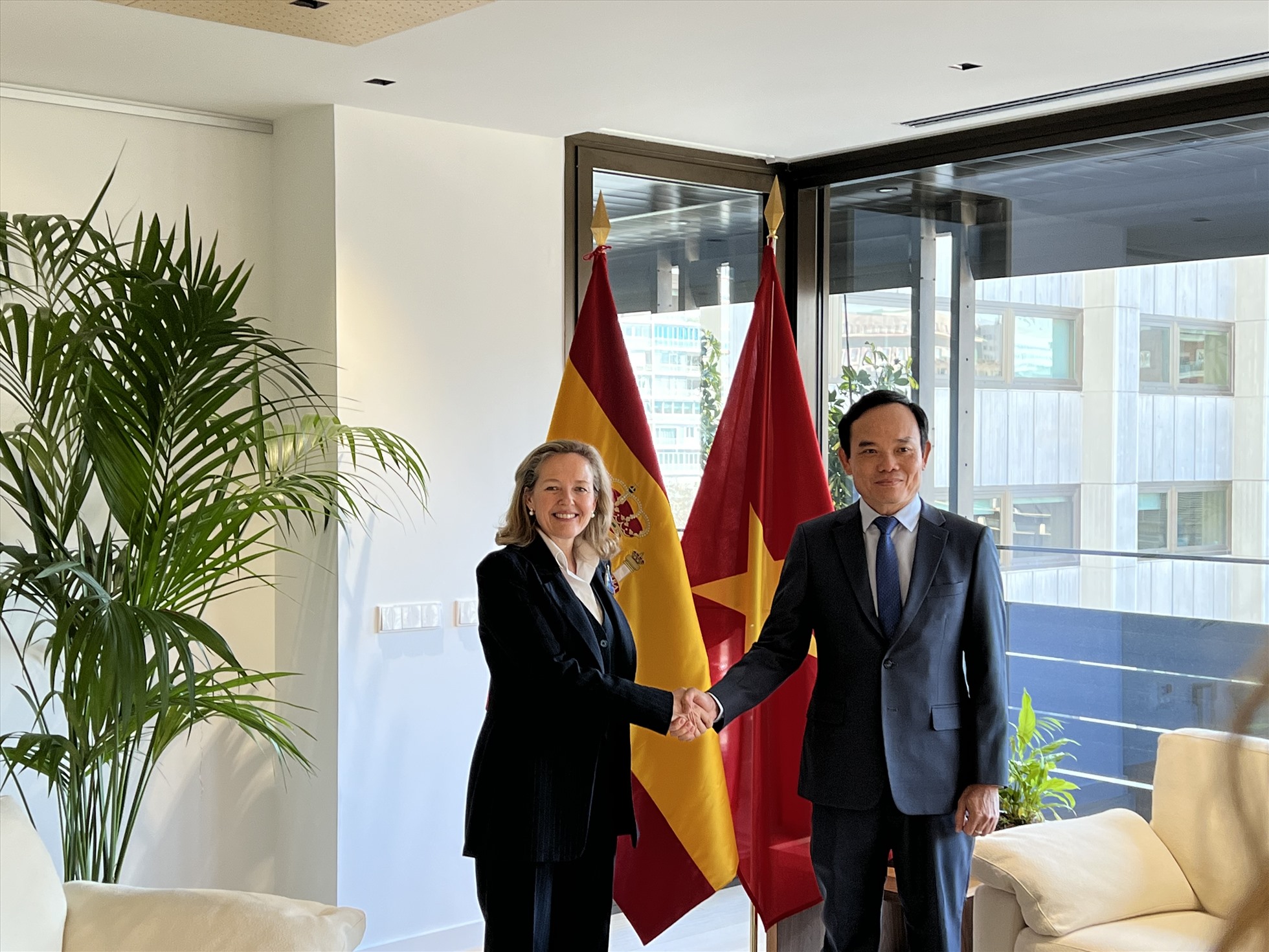 Phó Thủ tướng Trần Lưu Quang hội đàm với Phó Thủ tướng thứ nhất Tây Ban Nha Nadia  Calviño. Ảnh: Bộ Ngoại giao