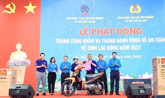 Công đoàn Các khu công nghiệp và chế xuất Hà Nội tặng quà bốc thăm trúng thưởng cho công nhân tại Lễ phát động Tháng Công nhân và Tháng Hành động về An toàn vệ sinh lao động năm 2022. Ảnh: Kiều Vũ