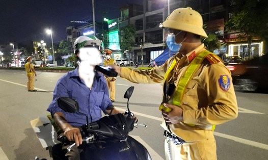 Lực lượng CSGT kiểm tra nồng độ cồn với người điều khiển phương tiện. Ảnh: Văn Huế