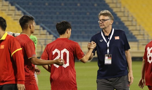 Huấn luyện viên Troussier lo lắng khi các cầu thủ U23 Việt Nam ít có cơ hội ra sân tại V.League. Ảnh: VFF