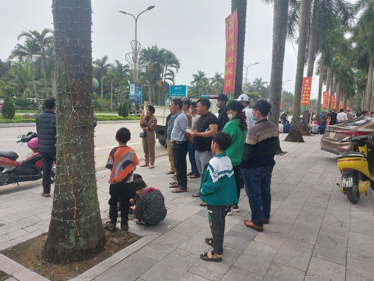 Vào sáng 30.3, một số người dân ở thị xã Cửa Lò đã cho con nghỉ học để tập trung phản đối việc siết chặt quản lý ô tô điện. Ảnh: Hải Đăng