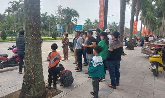 Vào sáng 30.3, một số người dân ở thị xã Cửa Lò đã cho con nghỉ học để tập trung phản đối việc siết chặt quản lý ô tô điện. Ảnh: Hải Đăng