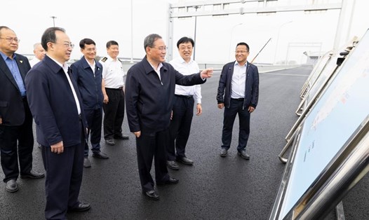 Thủ tướng Trung Quốc Lý Cường thăm công trường xây dựng một trung tâm vận chuyển hành khách ở Hải Khẩu, tỉnh Hải Nam, Trung Quốc ngày 29.3. Ảnh: Xinhua
