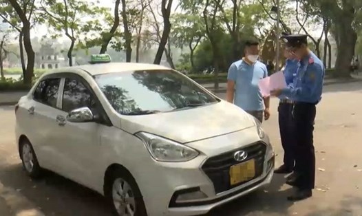 “Chặt chém” khách du lịch, tài xế taxi bị xử phạt hơn 12 triệu đồng. Ảnh: Thanh tra Sở GTVT Hà Nội