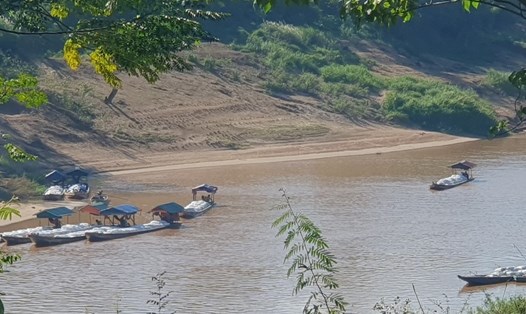 Đường cát được vận chuyển bằng thuyền trên sông biên giới Sê Pôn. Ảnh: Hưng Thơ