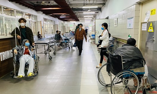 Bệnh nhân khám chữa bệnh tại Bệnh viện Bạch Mai. Ảnh: Thùy Linh