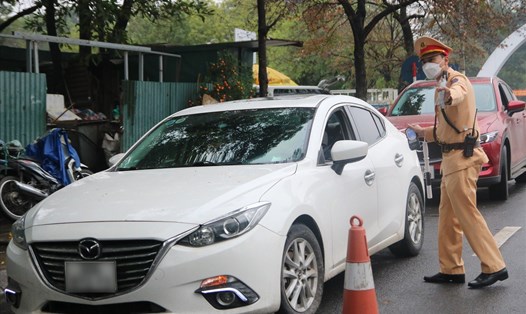 Đội Cảnh sát giao thông - trật tự (Công an quận Cầu Giấy) kiểm tra nồng độ cồn đối với các lái xe tham gia giao thông. Ảnh: Trần Vương