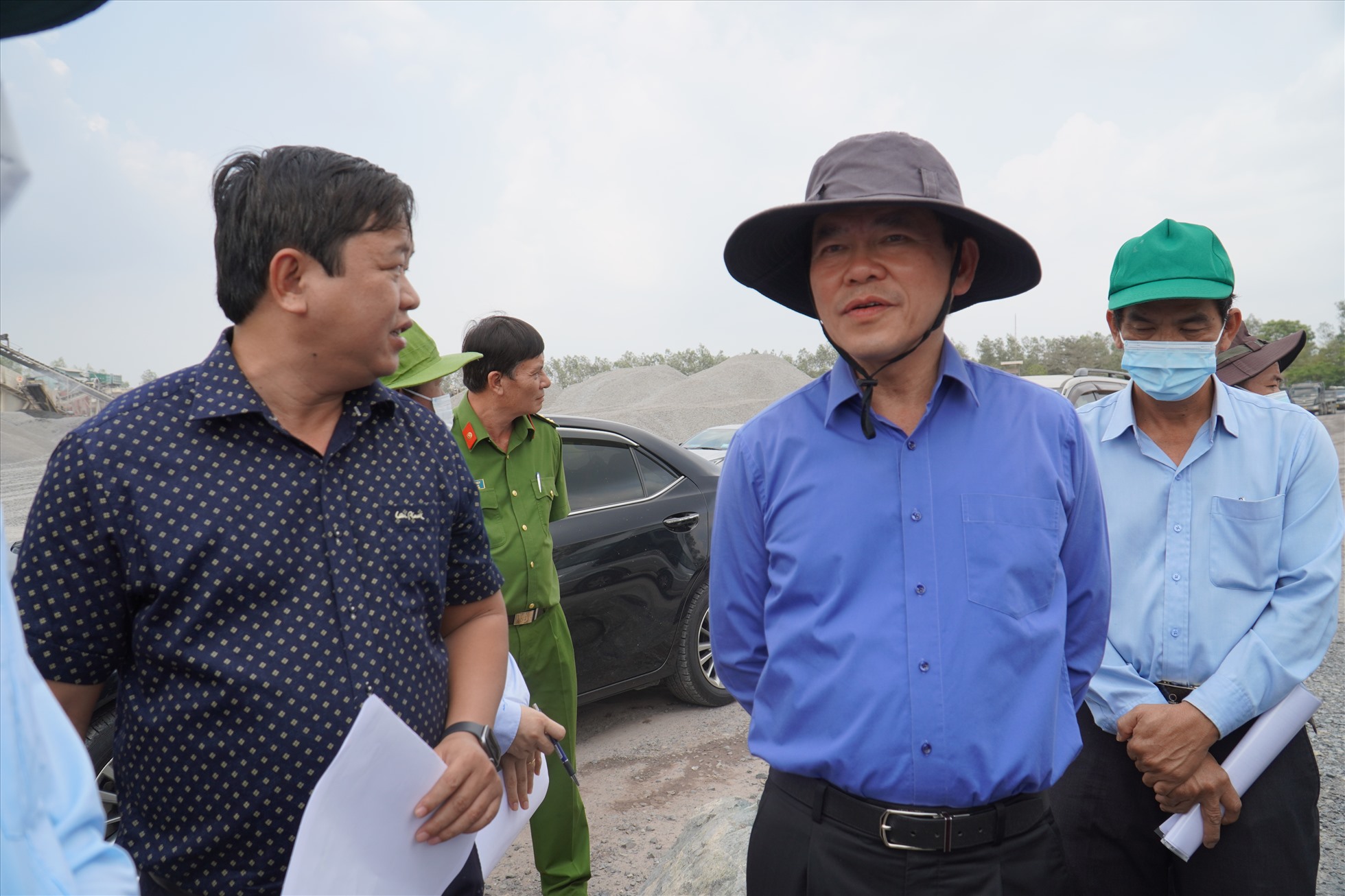 Bí thư tỉnh uỷ Đồng Nai kiểm tra mỏ đá tại phường Phước Tân, TP Biên Hoà. Ảnh: Hà Anh Chiến