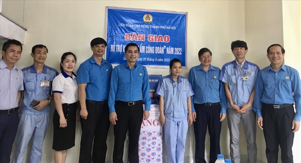 Chị Vũ Thị Xiêm (thứ tư từ phải sang) nhận hỗ trợ kinh phí xây dựng Mái ấm Công đoàn từ các cấp Công đoàn, trong đó có Liên đoàn Lao động Thành phố Hà Nội. Ảnh: Kiều Vũ