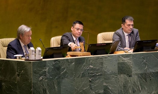 Đại sứ Đặng Hoàng Giang (giữa) tại phiên thảo luận và thông qua Nghị quyết. Ảnh: BNG