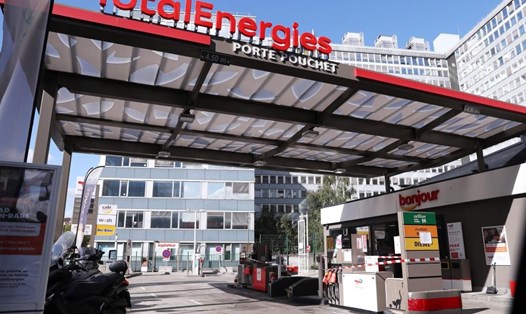 Một trạm xăng của TotalEnergies tạm thời đóng cửa ở Paris, Pháp, ngày 6.10.2022. Ảnh: Xinhua