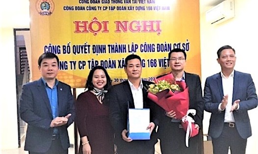 Lãnh đạo Công đoàn Giao thông Vận tải Việt Nam và lãnh đạo công ty chúc mừng ban chấp hành công đoàn cơ sở. Ảnh: Công đoàn Giao thông Vận tải Việt Nam
