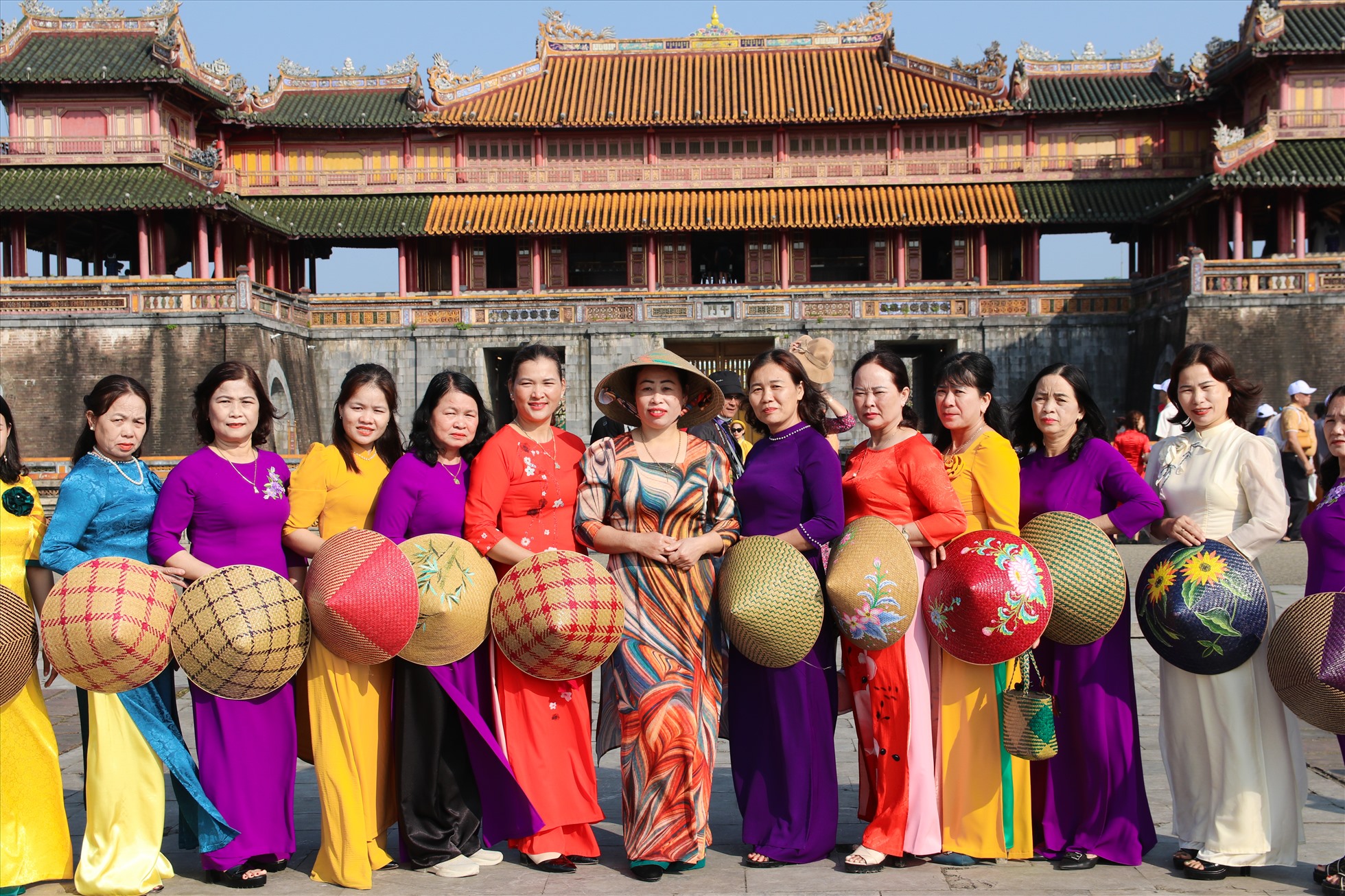 Du khách mặc áo dài tham quan di tích Huế. Ảnh: Quảng An.