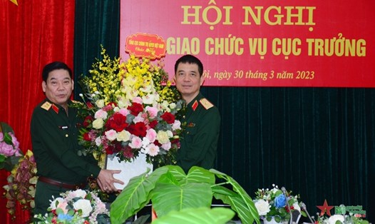 Trung tướng Nguyễn Văn Gấu chúc mừng Thiếu tướng Nguyễn An Phong nhận chức vụ Cục trưởng Cục Tổ chức. Ảnh: QĐND