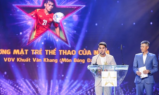 Tiền vệ Khuất Văn Khang cả U23 Việt Nam được vinh danh là Gương mặt trẻ thể thao của năm. Ảnh: Đình Thảo