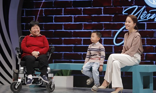 Mẹ con chị Kim Thị Huyền tham gia chương trình "Trạm yêu thương". Ảnh: VTV
