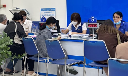Khách hàng VinaPhone tại TP Hồ Chí Minh đi chuẩn hóa thông tin thuê bao sáng 31.3. Ảnh: Thanh Vũ