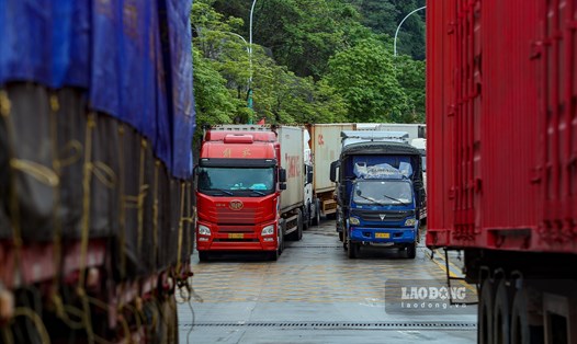 Container chờ thông quan hàng hoá ở cửa khẩu Lạng Sơn ngày 29.3. Ảnh: Trần Tuấn