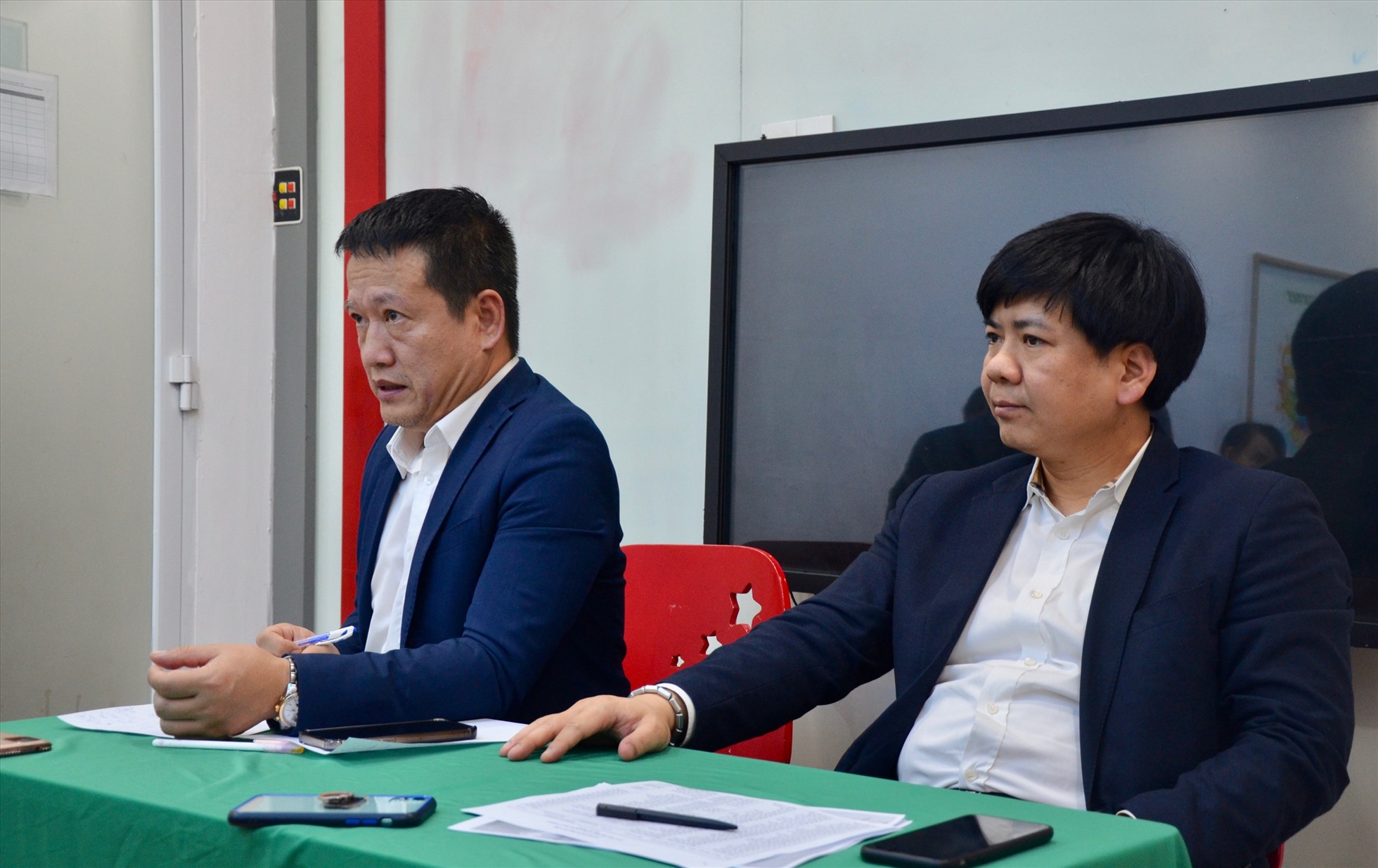 Hai lãnh đạo của Apax Leaders hứa 2 tháng nữa sẽ trả lại học phí cho những phụ huynh đầu tiên. Ảnh: Tuệ Nhi