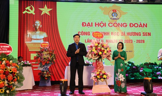 Chủ tịch Công đoàn Khu kinh tế và các khu công nghiệp tỉnh Thái Bình - ông Trần Đức Hiền tặng hoa chúc mừng Đại hội CĐCS. Ảnh: Bá Mạnh
