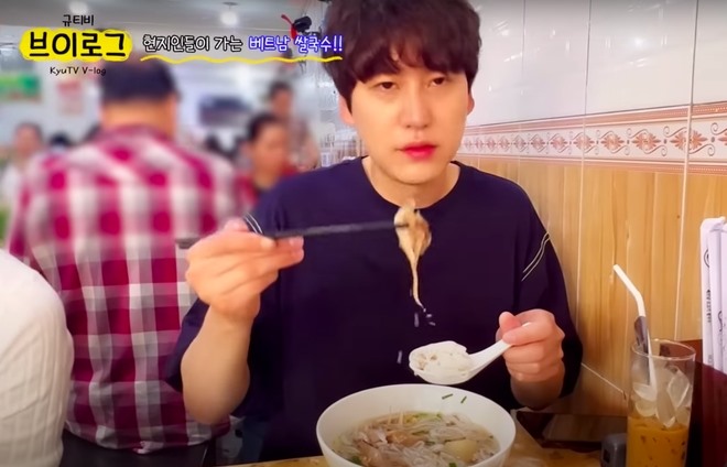Thành viên Super Junior thưởng thức phở Việt. Ảnh: Ảnh: 규티비 KYUHYUN/YouTube