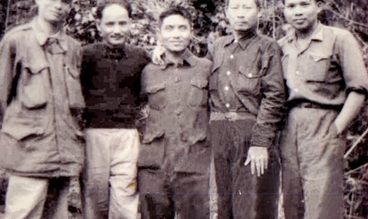 Ông Đào Hinh (thứ 2 từ phải sang) cùng các đồng chí lãnh đạo Tổng LĐLĐVN trên Chiến khu Việt Bắc. Ảnh: Gia đình cung cấp