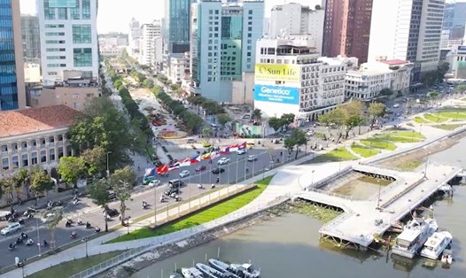 TP Hồ Chí Minh dự kiến sẽ có cầu bộ hành nối phố đi bộ Nguyễn Huệ và bến Bạch Đằng.  Ảnh: Minh Quân