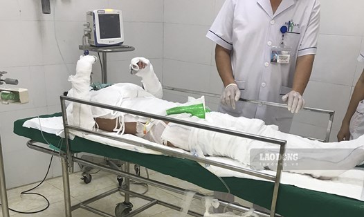 Sản phụ bị câm điếc bẩm sinh được người chồng lôi ra trong vụ cháy xe cứu thương "0 đồng" tại Điện Biên. Ảnh: Văn Thành Chương