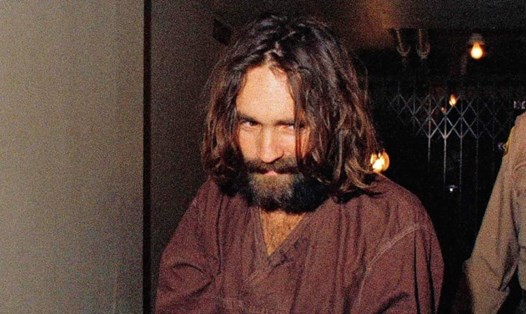 Manson lớn lên trong gia đình có người mẹ nghiện rượu, thường xuyên vào tù ra tội. Ảnh: FBI