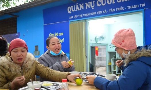 Từ thứ 2 đến thứ 6 hàng tuần, quán cơm 2.000 đồng mang tên “Nụ cười Shinbi” là điểm đến quen thuộc của hàng trăm người nhà và bệnh nhân ung thư nghèo.