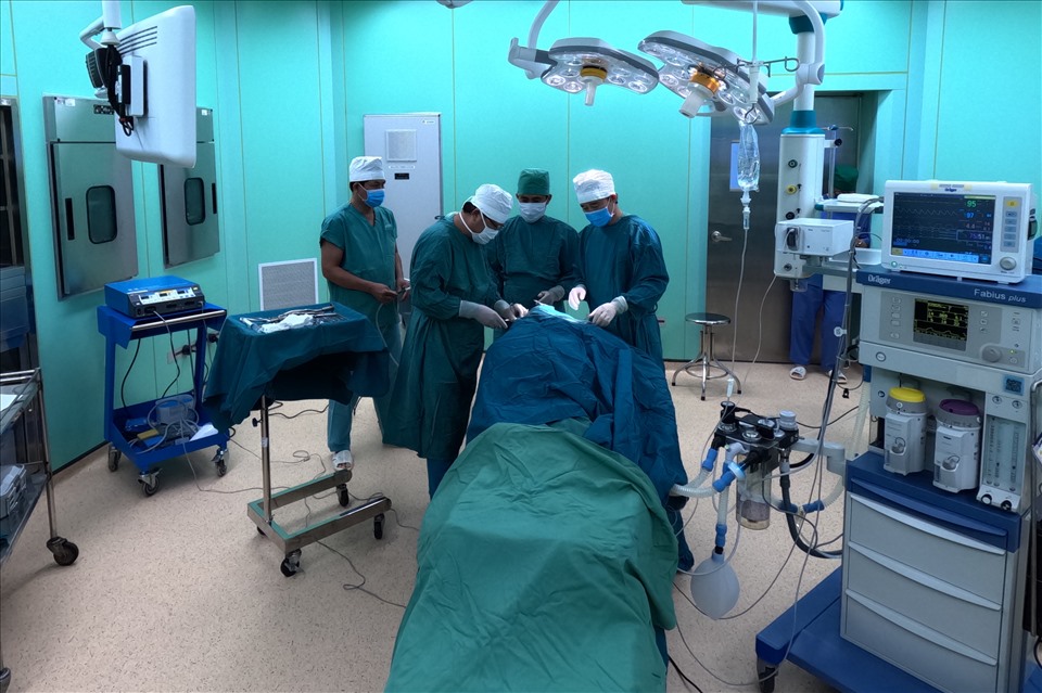 Các y bác sĩ bệnh viện Vũng Tàu trong ca mổ chấn thương sọ não đầu tiên. Ảnh: Khánh Lâm