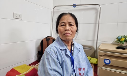 Bà Nguyễn Thị Xuân (60 tuổi), trú xã Long Sơn, huyện Anh Sơn đang điều trị nội trú tại Bệnh viện Ung bướu Nghệ An lo lắng bị cắt bảo hiểm y tế. Ảnh: Quang Đại