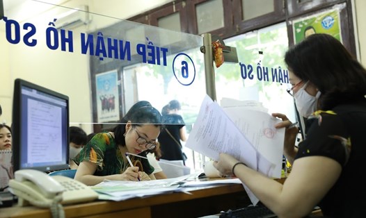Người dân giải quyết các thủ tục bảo hiểm xã hội. Ảnh minh hoạ: Hải Nguyễn.