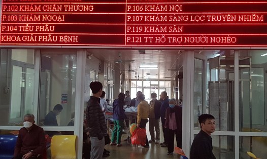 Mỗi ngày, Bệnh viện Đa khoa tỉnh Ninh Bình tiếp nhận khoảng 1.000 lượt người tới khám, chữa bệnh. Ảnh: Diệu Anh