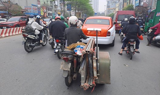 Xe máy cũ nát chở hàng hóa gây mất an toàn giao thông. Ảnh: Minh Hạnh