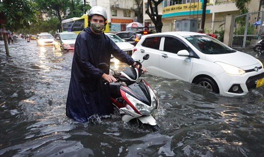 Đường Quốc Hương (phường Thảo Điền) là một trong 13 tuyến đường chính bị ngập do mưa ở TPHCM. Ảnh: Minh Quân